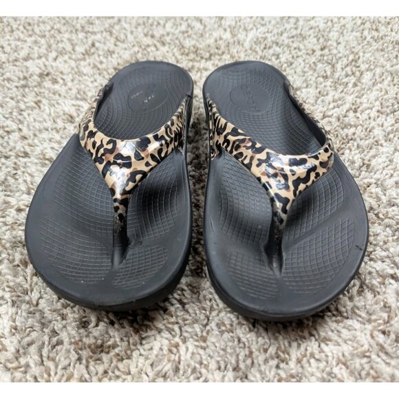 OOFOS Ooahh Thong Sandals Womens Sz 6 EU 37 Comfort Recovery Leopard Cheetah - Picture 1 of 10